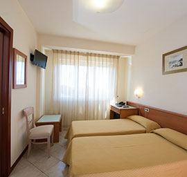 Camera tripla bianca hotel nuova sabrina, hotel a marina di pietrasanta, hotel in versilia